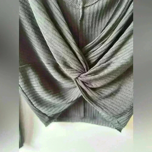 ASTR The Label Twist Front  Crop Top - Picture 4 of 8